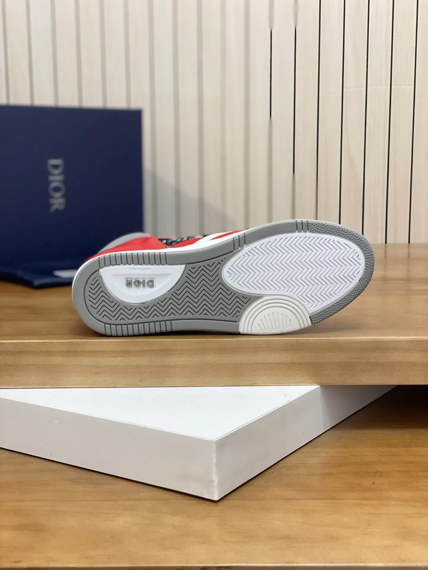 Men's shoes: 💰P460¥ Product trademark: Dior* "Dior*" high-top casual shoes Regular size: 38-44 (can be customized to 45.46) Product materials: Upper imported cowhide stitched with original fabric, breathable lining, original outsole. Number: 1006
